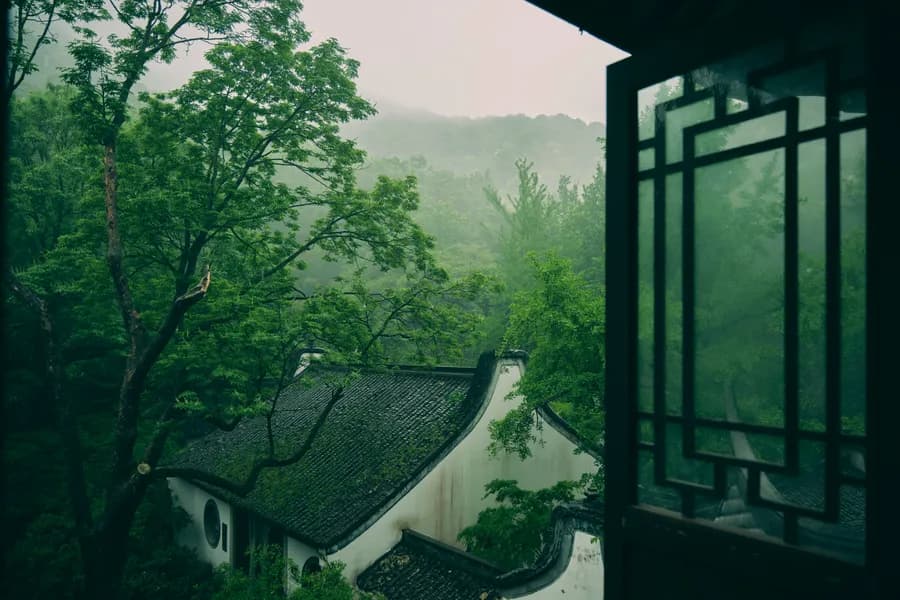 江南山林雨雾里的传统屋顶,从木格窗外望——古人观天地节奏定时辰