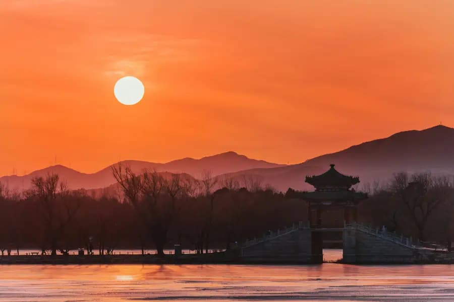 颐和园昆明湖落日,远山与中式亭桥剪影——日影定时辰的中国传统时间观